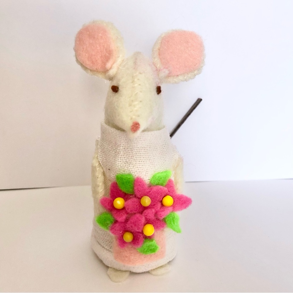 Felt mouse art doll pink flower bouquet hand-sewn cake topper gift